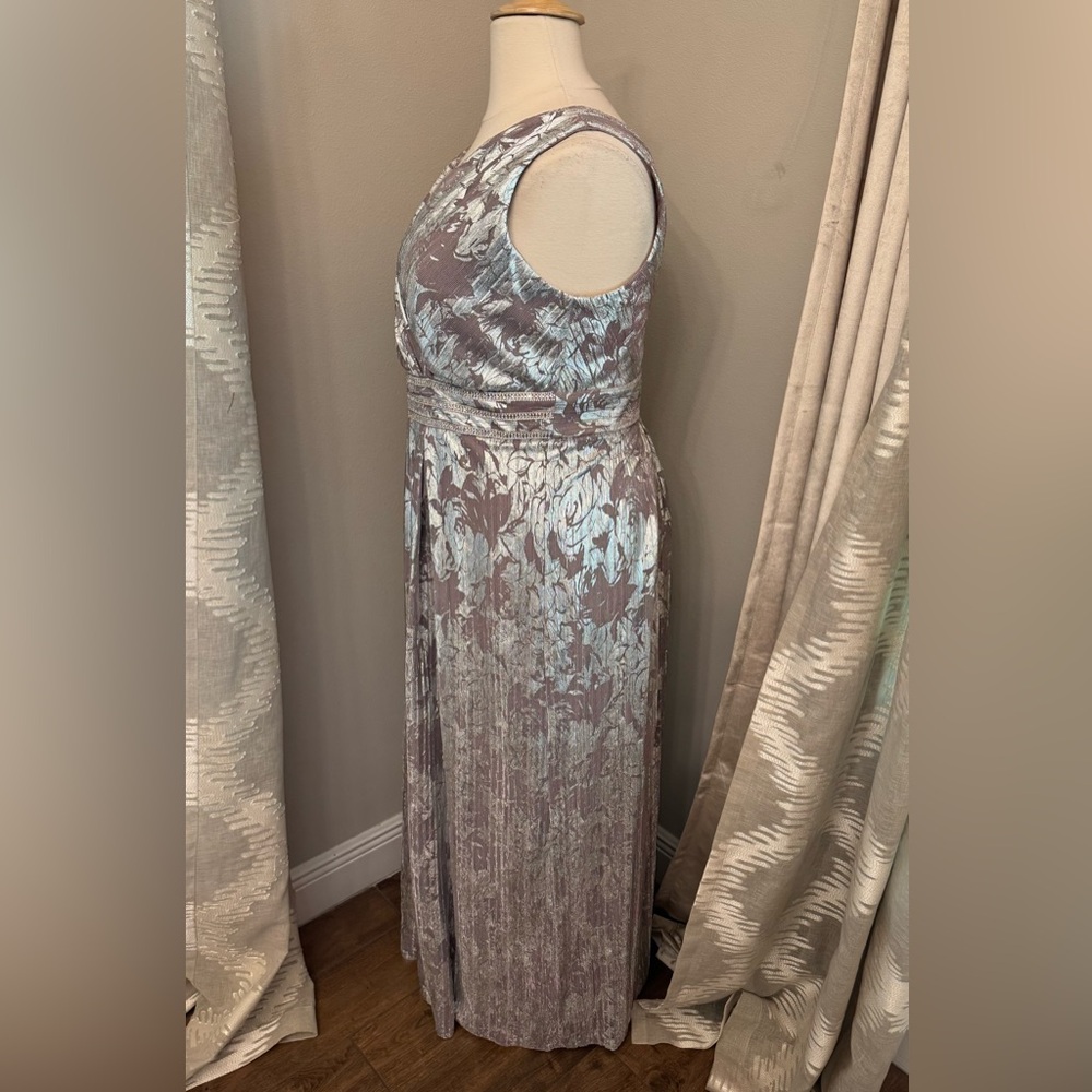 Plus Dress đź’ś - Picture 6 of 10